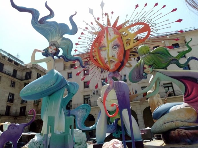 Foguera Oficial en la plaza del Ayuntamiento de Alicante