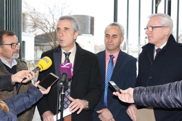 Pérez e Izquierdo (centro), tras la entrega de las obras