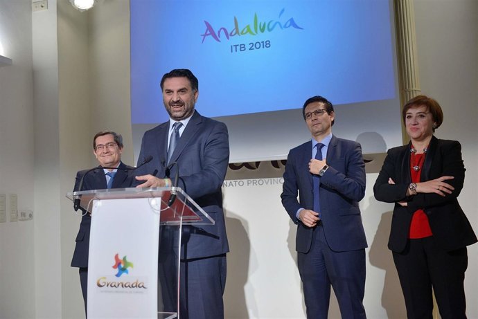 El consejero de Turismo en rueda de prensa en Granada