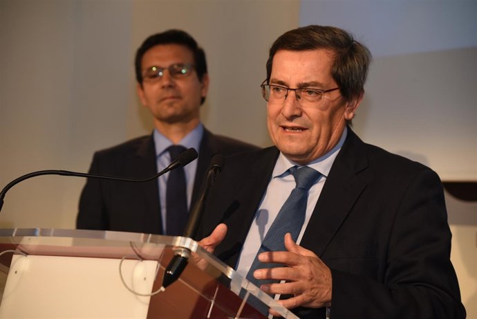 El presidente de la Diputación, José Entrena, y detrás el alcalde de Granada