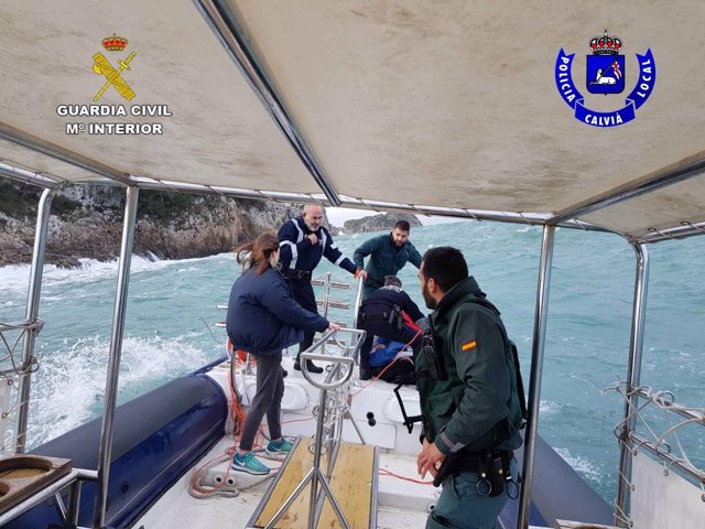 Rescatan a un joven que había caído al mar, arrastrado por una ola, mientras pescaba en Santa Ponça