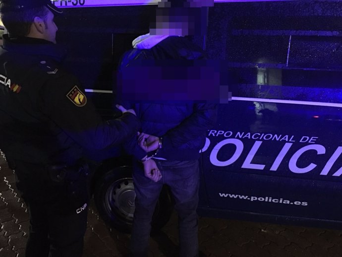 Nota De Prensa Y Fotografía:"La Policía Nacional Detiene A Un Hombre Que Acababa