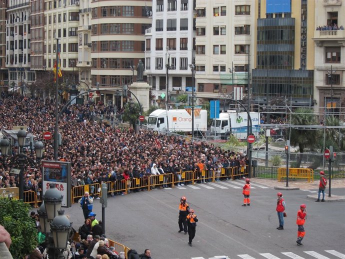 Público asistente a la segunda 'mascletà' de las Fallas 2018              