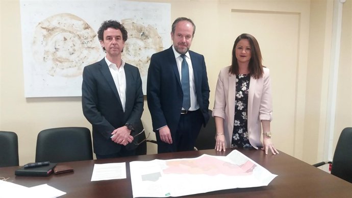 Algar (centro), durante el encuentro mantenido