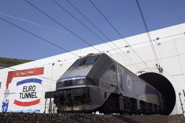 Un tren sale del Eurotúnel en el lado francés del canal de la Mancha