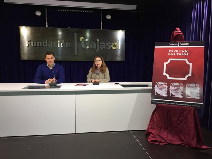 La delegada de Cajasol en Huelva, Matilde Valdivia, y Manuel Jesús Montes.