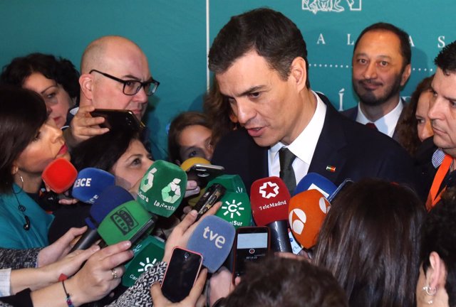Pedro Sánchez atiende a los medios en los actos del Día de Andalucía