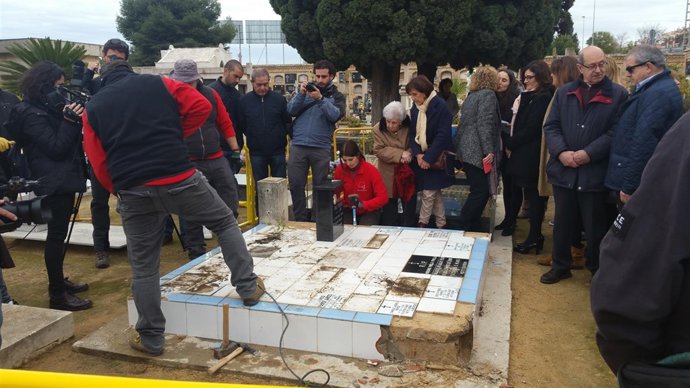 Apertura fosa 22 cementerio Paterna 