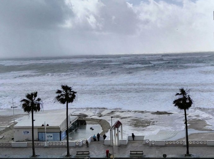 Crecida del mar en Cádiz por el temporal