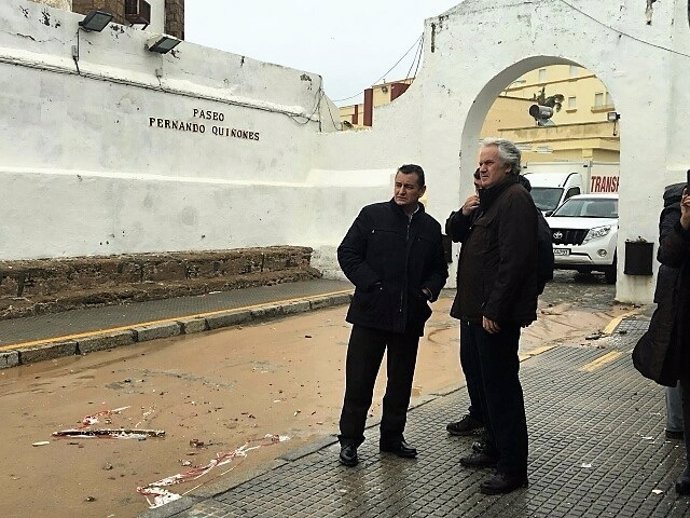 Sanz valorando daños por el temporal en Cádiz