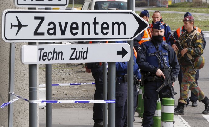 Policías en el acceso al Aeropuerto de Bruselas-Zaventem