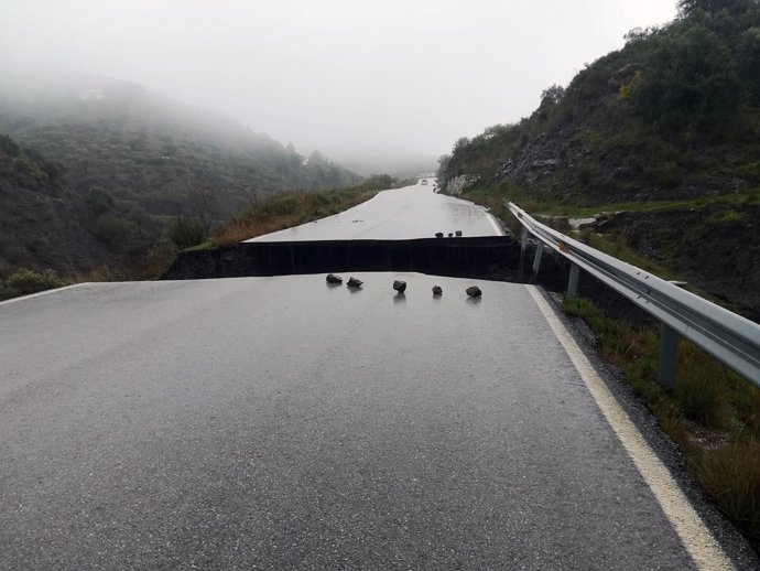 Carretera entre salares y archez málaga rota por temporal de lluvia y viento 