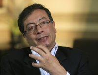 Un grupo de manifestantes ataca el vehículo del precandidato a la Presidencia colombiana Gustavo Petro