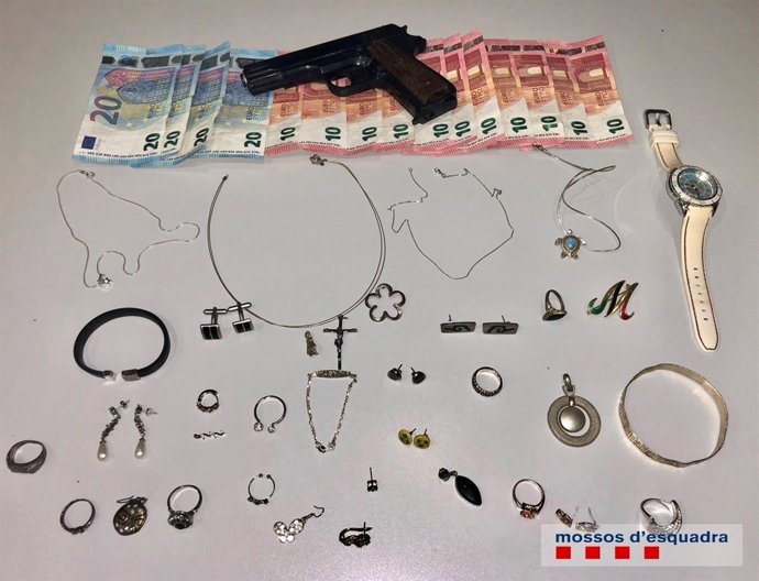 Objectes intervinguts a una detinguda per 15 robatoris en domicilis