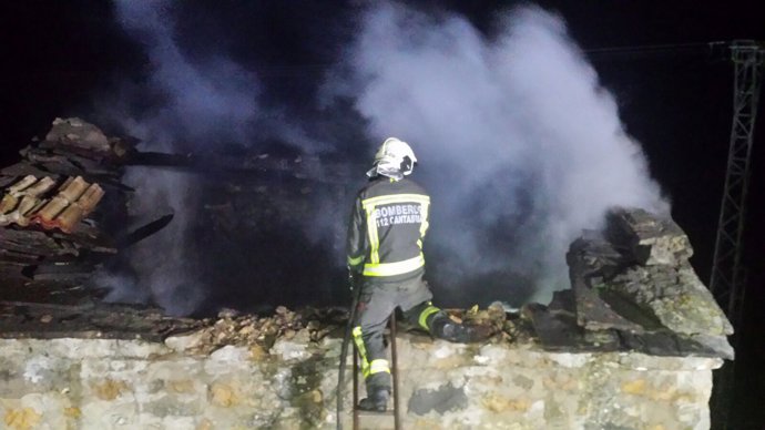 Incendio en una cuadra de San Roque de Riomiera