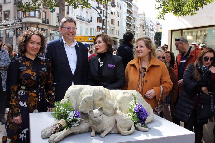 Inauguración de la escultura donada por Elena Negueroles