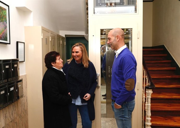 La consejera Rosalía Gonzalo, en una vivienda rehabilitada