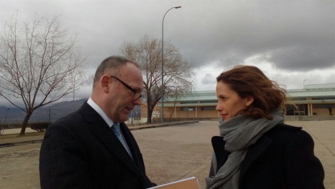 Ben Emmerson y Rachel Lyndon antes de entrar a la prisión de Soto del Real