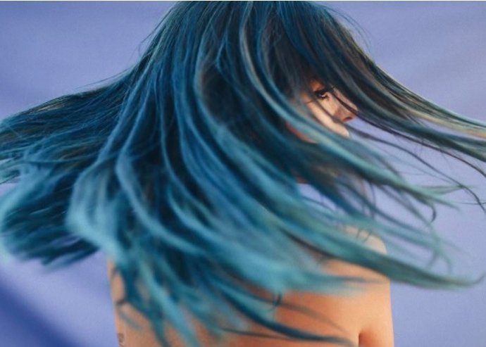 Dulceida con el pelo azul