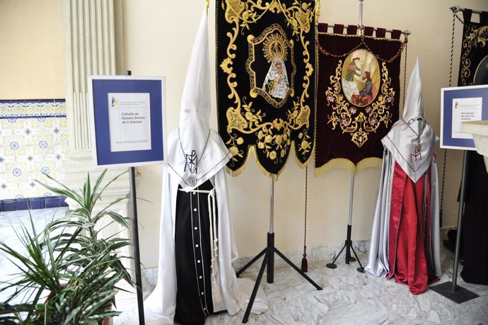 Exposición de indumentaria y estandartes de la Semana Santa de Teruel