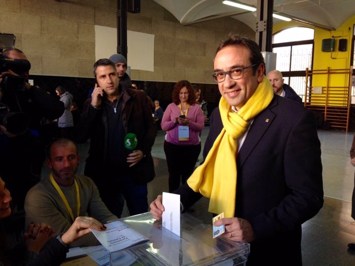 El conseller cesado, Josep Rull (JuntsxCat), vota en las elecciones catalanas.