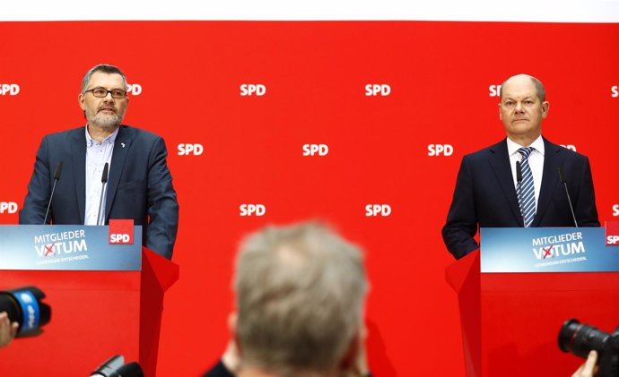 Dietmar Nietan y Olaf Scholz anuncian resultados del voto para gran coalición 