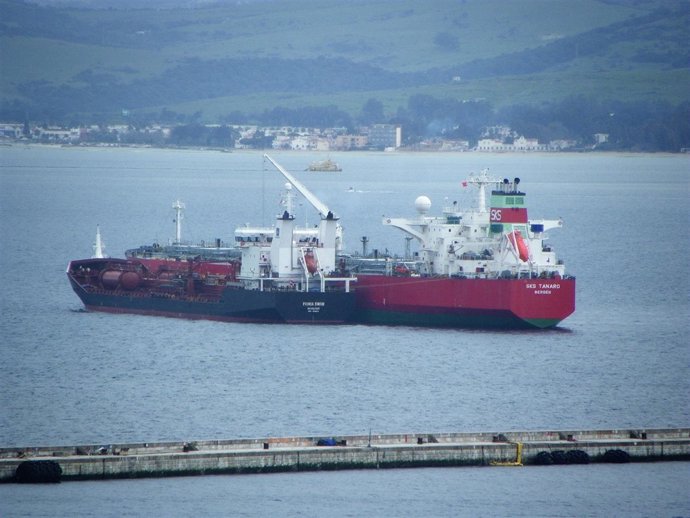 El buque SKS Tanaro en el Estrecho