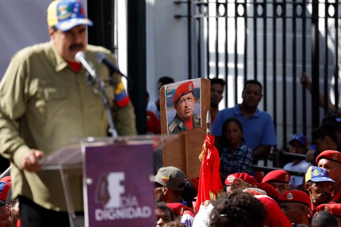 Nicolás Maduro da un discurso con la imagen de Hugo Chávez