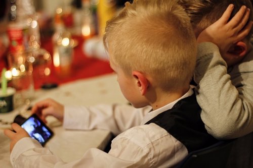 Niños con smartphone
