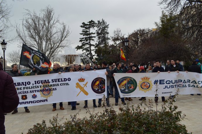 Concentración de agentes de la Guardia Civil y de la Policía Nacional en Lleida