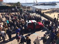 Decenas de personas piden a Igual y Revilla que paren los espigones de La Magdalena