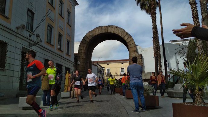 Corredores del Medio Maratón de Mérida por el Arco de Trajano