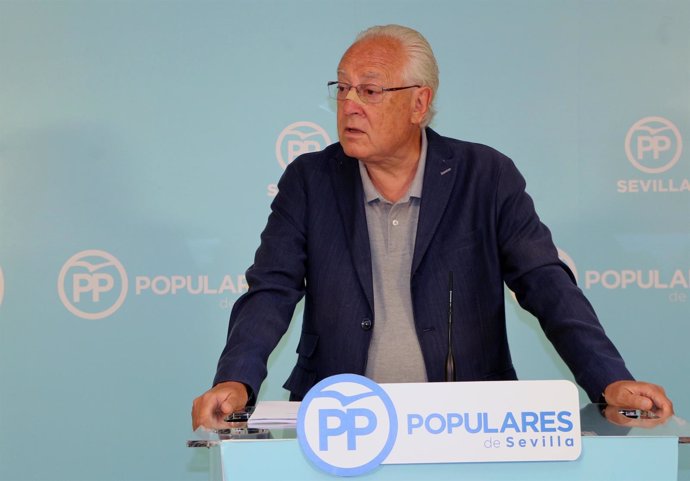 El parlamentario popular por Sevilla Jaime Raynaud en rueda de prensa