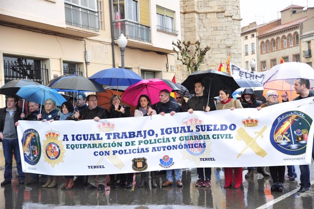 Medio millar de personas reclaman en Teruel la equiparación salarial.