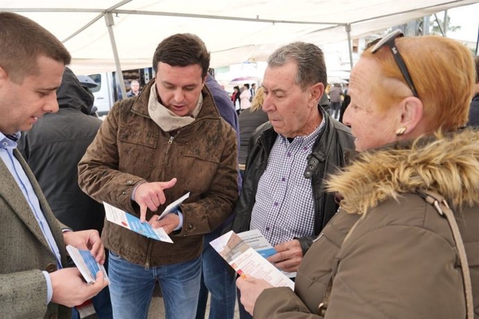 Javier A. García recoge firmas para pedir mejoras en el Hospital de la Inmaculad