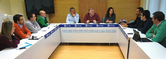 Senador Marmolejo con Marina Bravo reunidos con plataforma sierra bermeja parque