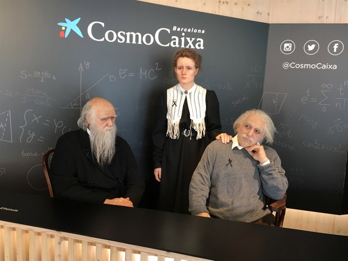 Les figures d'Einstein, Curie i Darwin al Cosmocaixa amb crespons negres