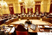 El Parlament debate este martes eliminar la acumulación de cargos de los diputados