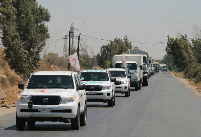 Convoy de ayuda humanitaria en Al Waer, a las afueras de Homs