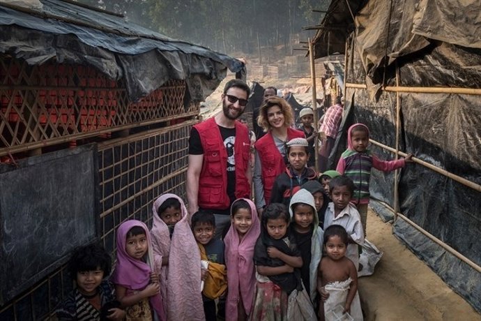 Dani Rovira y Clara Lago con save the children