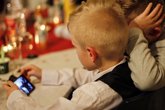 Foto: PortalTIC.- El 40% de los menores de 12 años con móvil reconoce hacer un uso excesivo de él