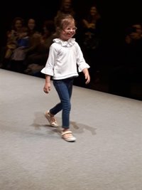 Un desfile de niños con síndrome de Down pone el broche final a la quinta edición de Momad Shoes