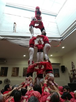 Els Castellers de Barcelona descarreguen un tres de set integrat per dones