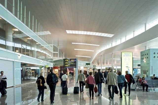 El Aeropuerto De Barcelona-El Prat Renueva Los Asientos De La T2