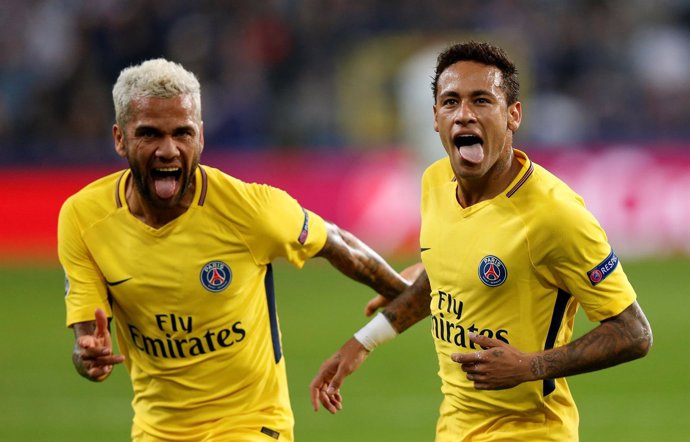 Dani Alves y Neymar celebran un gol con el PSG