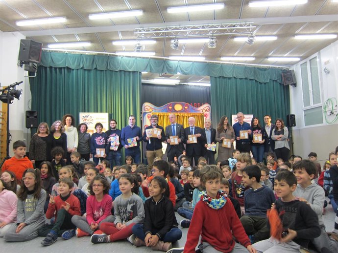 Responsables de Fundació Barça i Creu Vermella amb els alumnes de Primària