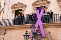 El Ayuntamiento de Palma cuelga un lazo morado en apoyo a las reivindicaciones feministas
