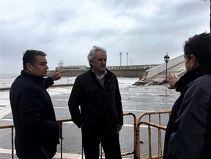 El subdelegado en Cádiz con Antonio Sanz visitando daños por el temporal