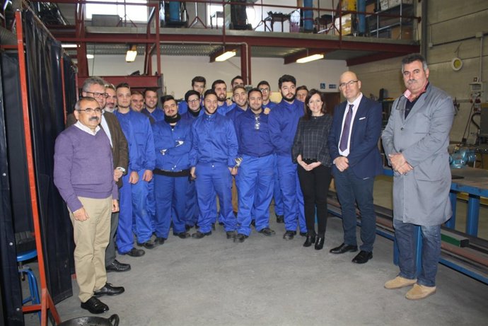 Carmona (segundo por la dcha.) visita al curso