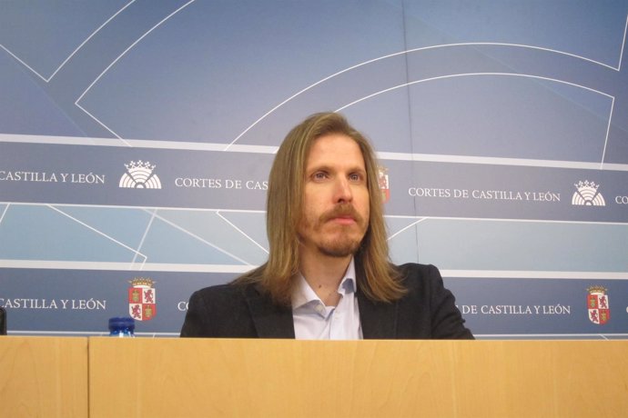 Pablo Fernández atiende a los medios de comunicación en las Cortes